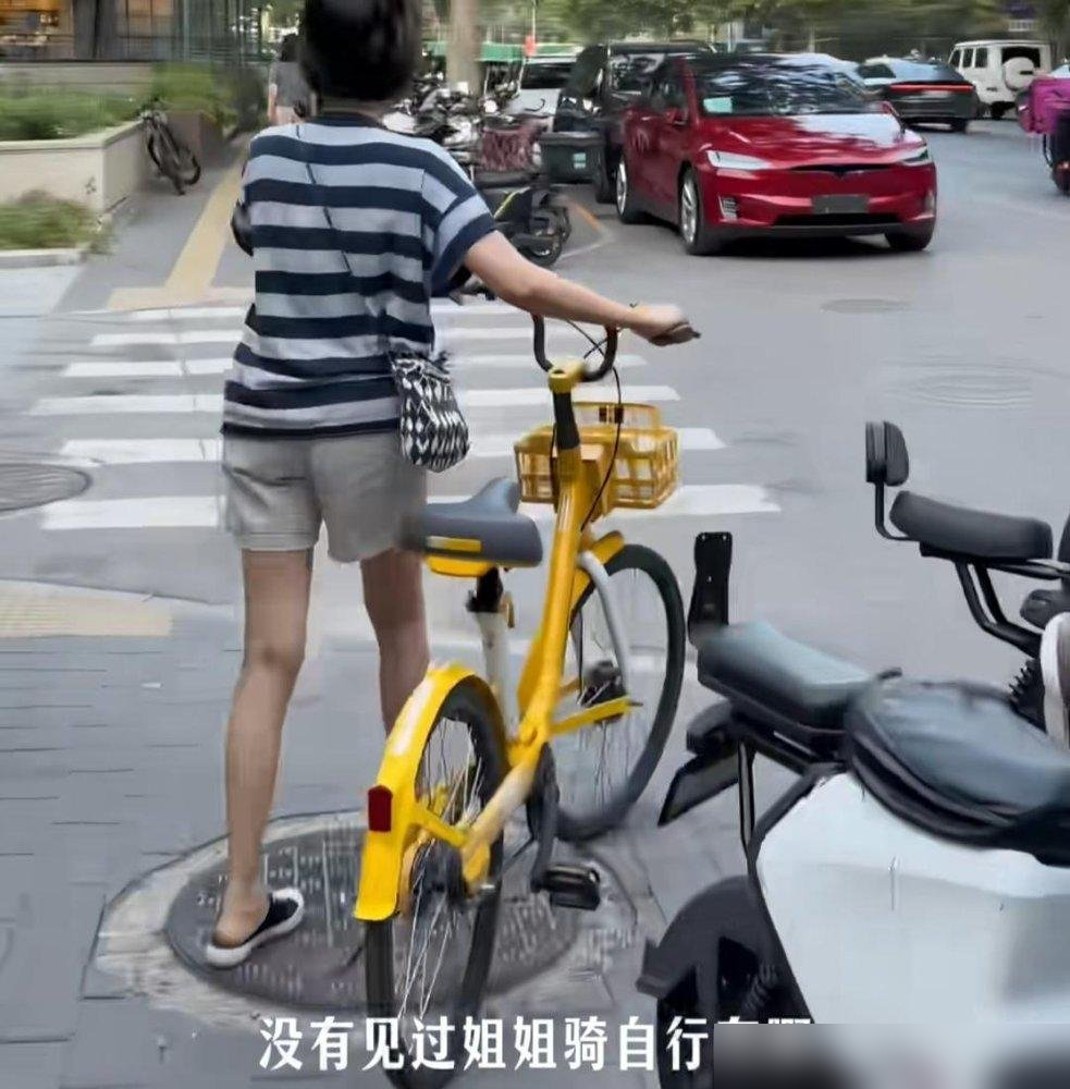 保姆车在后面跟着，柯蓝拿纸巾擦了半天共享单车车把，骑上就走。54岁了，妆没化，衣服像地摊货，保镖只能干瞪眼。
吴大维前脚刚劝她60岁赶紧生一个，她后脚就怼回去：这是老天爷给我最大的福报，不会像你一样老了还贱兮兮的。
这话狠，但没几个人知道她11岁就确诊强直性脊柱炎，疼起来生不如死，这病还遗传。不