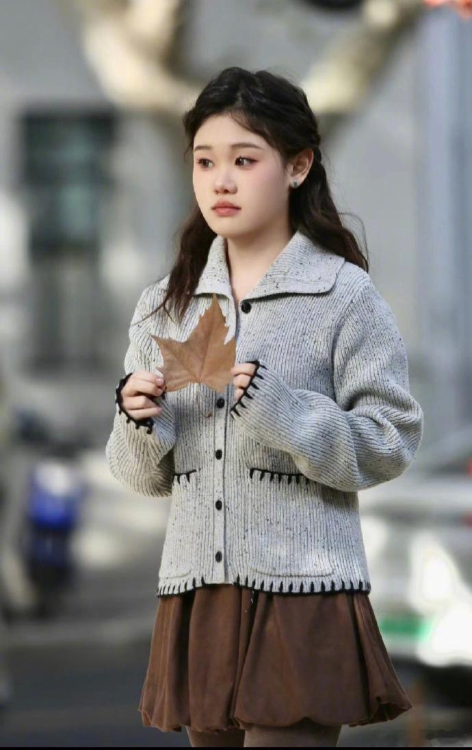 张家齐回应没有代言找她 
曝张家齐一开始不同意和妈妈上节目      
张家齐 你和我妈一样篡改记忆
张家齐一开始确实不太愿意上 《我家那闺女》￼ ，后来主要是​​经纪人帮她接下的​​。
她跟妈妈的关系本来就冷，六岁进队住校，十几年都是队里带大的，母女之间几乎没有正常的亲密基础。上这种亲子综艺 ​