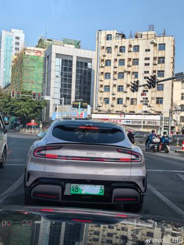 想问下雷总，yu7下方的字体能不能扣掉，或者优化一下，好像有点生硬。话...