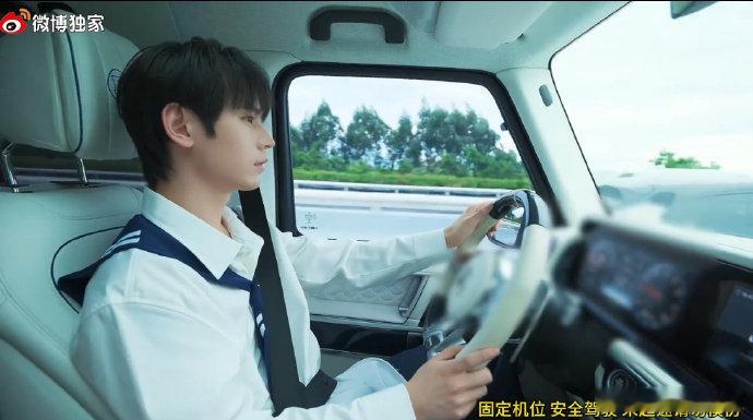#KPL[超话]##无畏沉浸式开车# 

无畏开大G，这一看就是老司机了啊~ ​