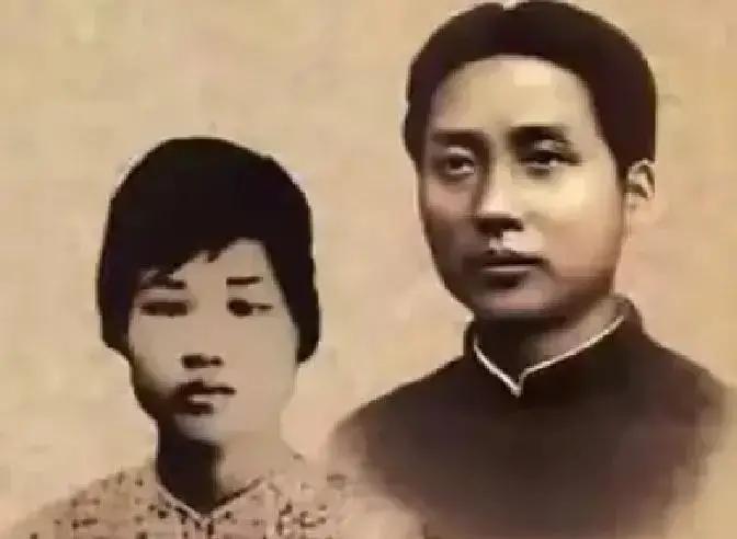 杨开慧的好友李淑一，对年轻时候的毛主席的外貌是这样说的：个子真高，长得还很出众，大家都看呆了。
 
1956年秋，长沙一中的收发员拿着个薄包裹找到李淑一，说像是旧书。她拆开一看，是几本早期的《湘江评论》。最上面一本的扉页有签名，她认出是柳直荀的字。她没翻开细看，直接从桌下摸出火柴。老收发员一愣：“李