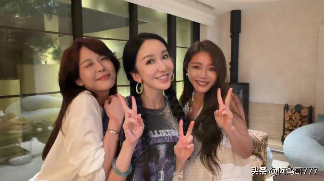 爱情公寓三美私下重聚，李佳航一句调侃笑翻全网

谁的青春DNA动了！8月24日，娄艺潇、李金铭、邓家佳三位《爱情公寓》女主，在家中私下聚会合体，晒出合照和视频，瞬间引爆全网怀旧热潮。
 
没有商业营业，没有刻意摆拍，就是一场简简单单的闺蜜小聚。镜头里，胡一菲、陈美嘉、唐悠悠紧紧依偎在一起，对着镜头比