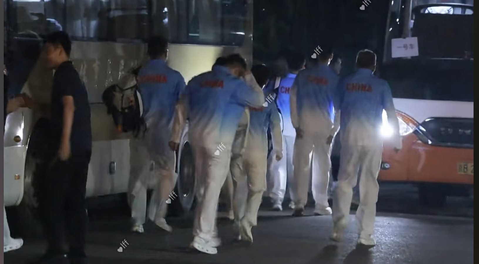 国乒今天凌晨5点集合，摸黑就从北京出发，中午一点左右抵达名古屋，本来运动员们刚到的时候看到精神不错，没想到被滞留在机场四个多小时，而且大家都没吃饭，饿着肚子，日本真的是办不了比赛就别办，运动员到了不能及时安排住的地方，四个多小时都协调不好。

看到有在日本的博主分享，日本时间晚间7点左右莎莎和任姐她