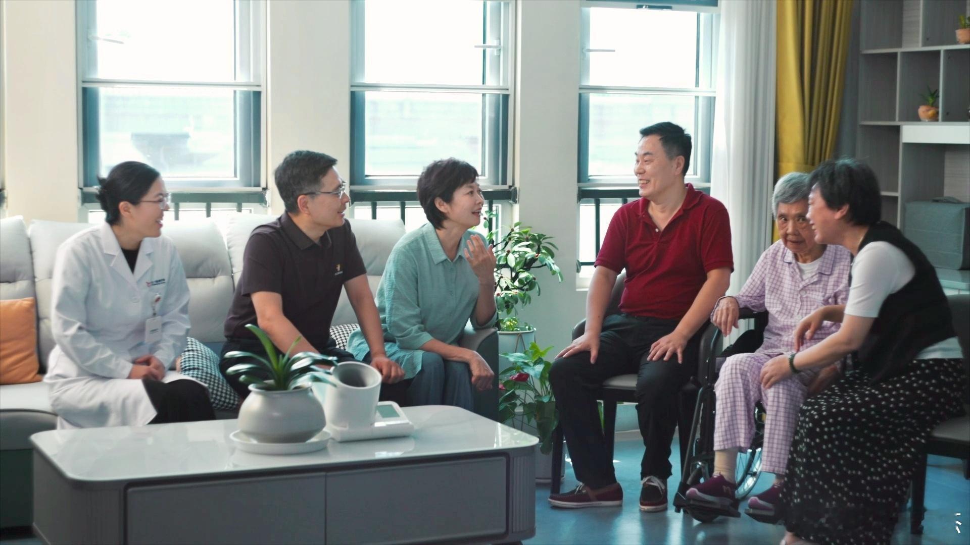 惊闻敬一丹老师离世，心情十分沉痛！
去年世界阿尔茨海默病日，我有幸和一丹老师共同参与了「看见阿尔茨海默」公益直播。我们一起走进养护院，探访多位照护者。她认真倾听阿尔茨海默家庭的故事，把目光投向这群容易被忽略的家庭。
一丹老师温柔而专业。荧屏内外，她身上那种新闻人的悲悯、发自内心对公 ​