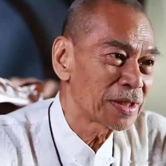《"腿有李小龙，拳有陈观泰"！邵氏第一代武打巨星走了，从消防员到东南亚拳王，他这一生把"硬气"两个字活成了一部电影》不到两个月，港圈接连传来多起噩耗。80岁的邵氏第一代武打巨星陈观泰，遗憾离世。 ​