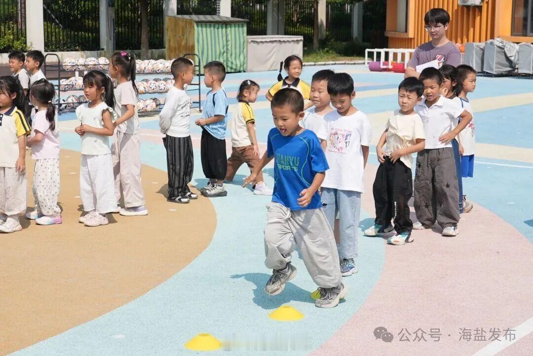 【海盐首批，23所学校免费学→】今天上午，海盐幼儿园足球启蒙公益课正式开课，由国足名宿范志毅加盟的伍浩足球俱乐部选派持证专业教练入园，为全县首批23所幼儿园，近500名幼儿，开展为期一学期的足球公益课程。详见： ​