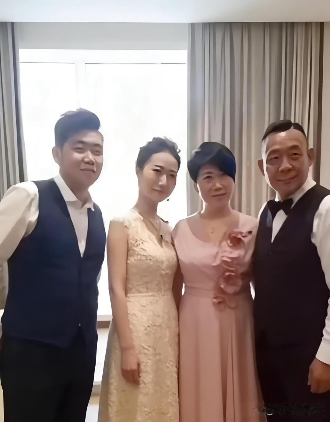胖东来于东来，晒出一家四口婚礼合影。 ​