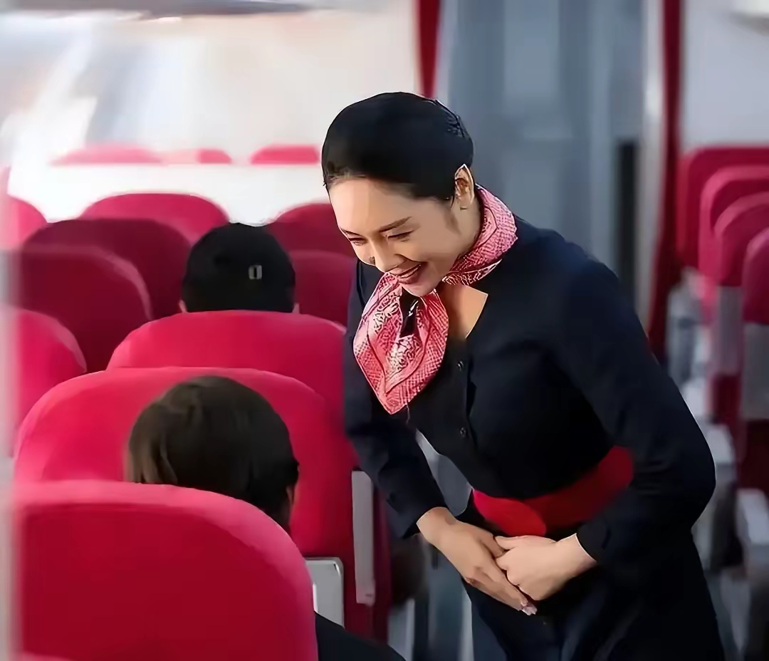 千呼万唤始出来，东航的通告出来了，大快人心！

很多人都好奇，东航报案之后，这名