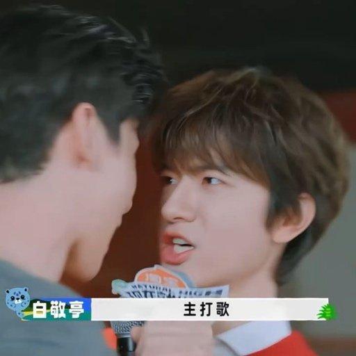 #白敬亭林一差点亲上#
《现在就出发》狼人杀名场面出圈，玩游戏本该闭眼的白敬亭与林一不停互动。两人凑到很近的位置，一边唱跳一边打闹，距离近到差点亲上。充满欢乐的即兴互动看点十足，一旁嘉宾围观吃瓜，自然不刻意的画面，造就综艺感爆棚的经典一幕。 ​