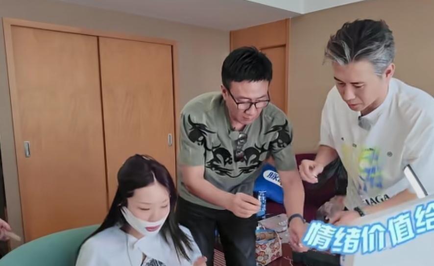 万妮达坐那儿戴美瞳，胡军看得龇牙咧嘴李乃文手抖得夹不住，两个硬汉被吓成这样 ​