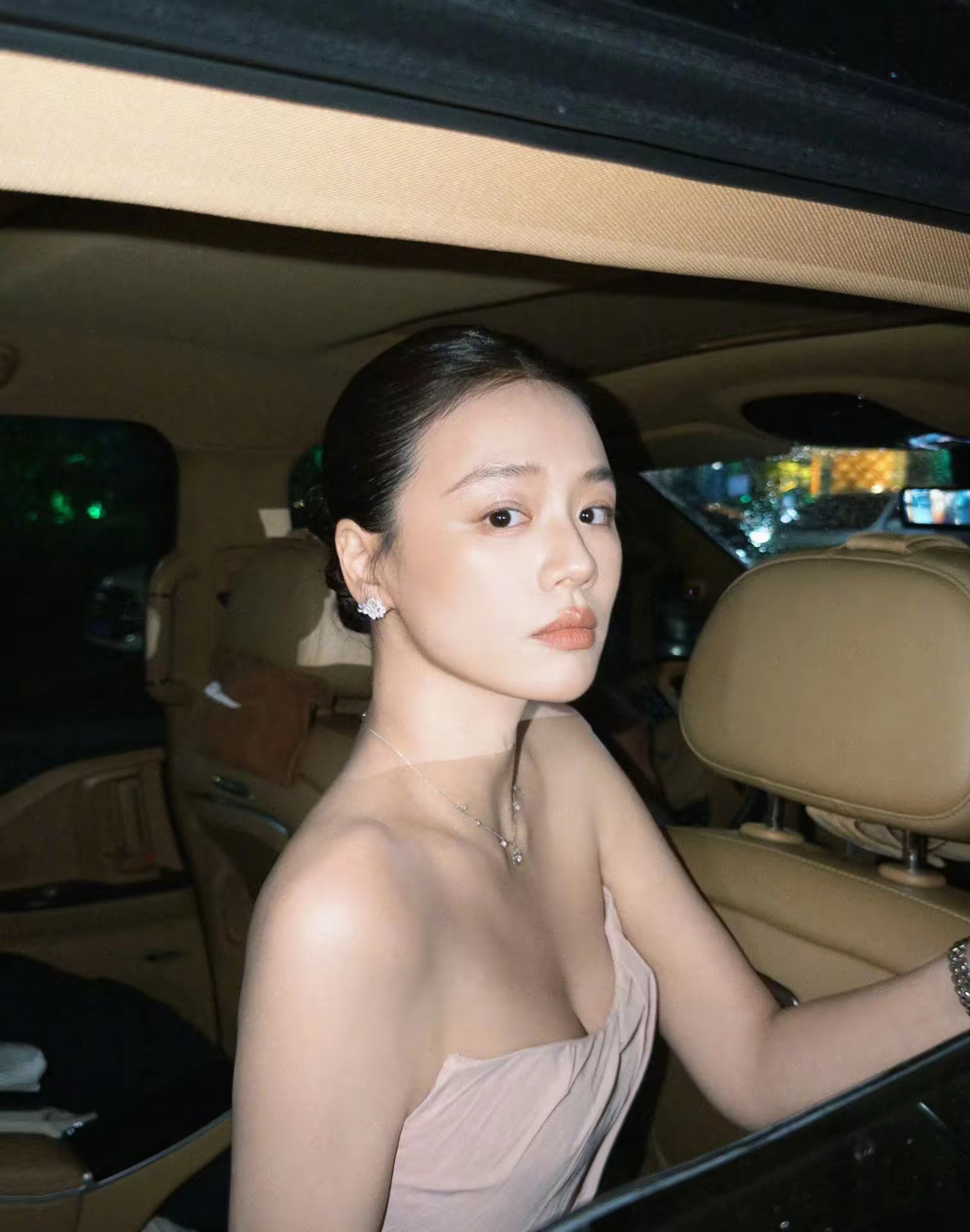 瘦下来的马思纯，直接美回颜值巅峰！
下颌线清晰利落，自带她标志性的梨涡笑容，舒展又有灵气。熬过那段低谷，慢慢调整找回自己，这份松弛又亮眼的状态太动人了。
不愧是金马影后，状态在线的时候，氛围感一下子就拉满。娱乐