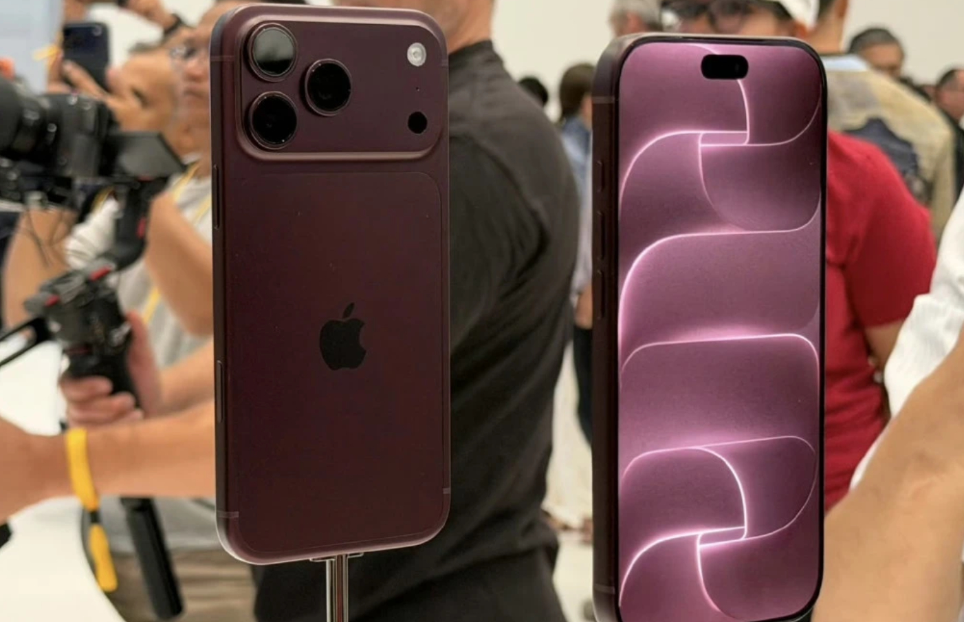 #有黄牛拒收iPhone18Pro##标准版iPhone18Pro线下无人回收#【iPhone 18 Pro首发，有“黄牛”拒收了】9月18日，iPhone 18 Pro系列在中国内地正式开启发售，率先推出的是Pro及Pro Max版本，标准版暂时缺席，门店现场均如往年大排长队。

不过，今年新机二级市场行情出现明显分化，标准版iPhone 18 Pro线下 ​