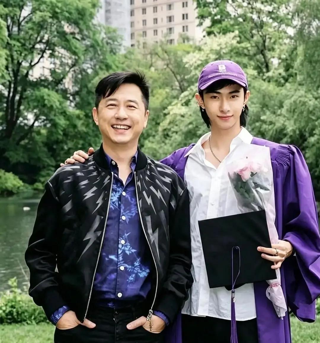 伊能静和庾澄庆分开这么多年，很多人还在替他们喊冤，非要把这桩婚姻描成一出豪门苦情戏。
真没必要。男方当年顶着外界那么多闲话，把人稳稳护了十几年，散伙后在镜头前愣是一个字都没嚼过舌根。在那个狗仔横行的年代，能做到这种体面的人，屈指可数。
根本不是谁对谁错，就是骨子里的底色南辕北辙。
伊能静从小缺