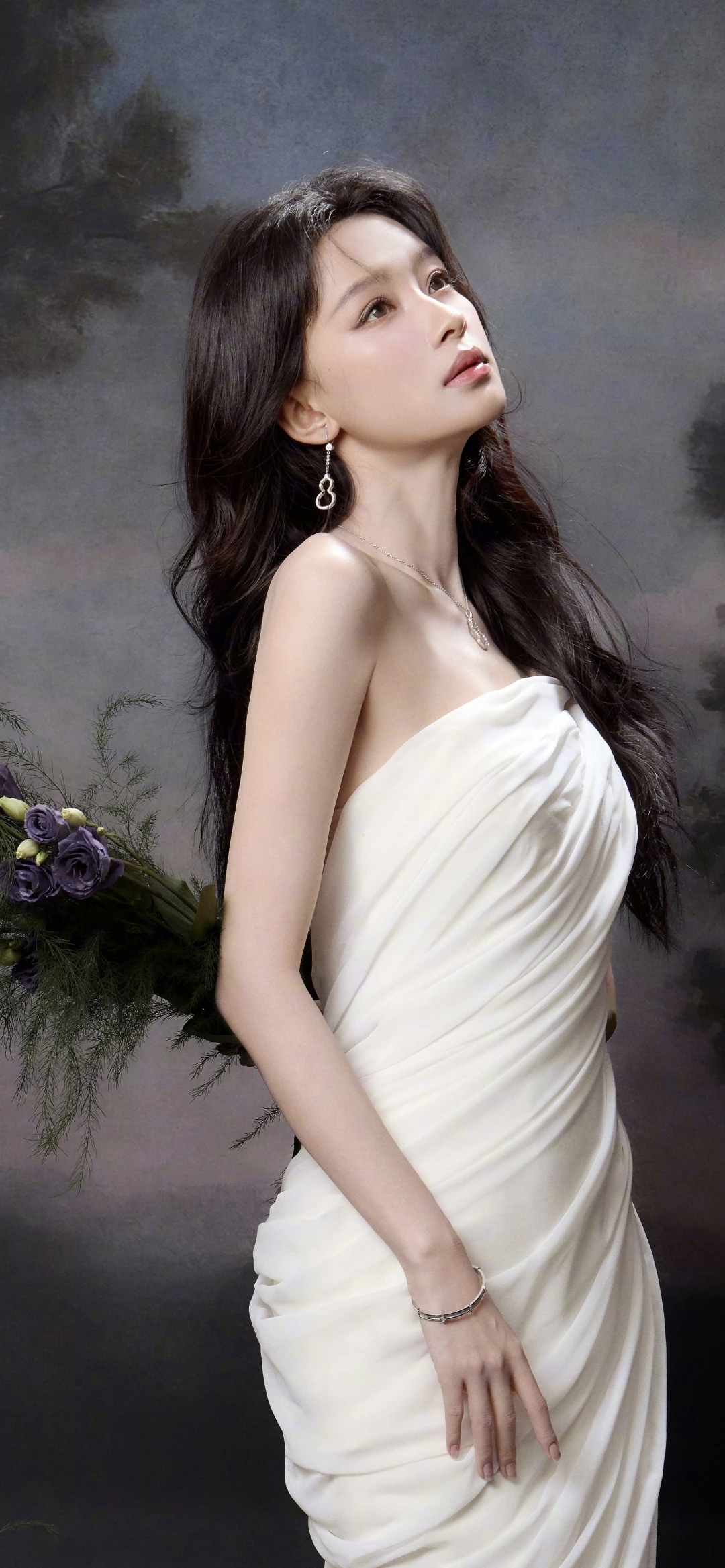 孙怡高清美照分享｜穿着白裙，手捧花束，优雅动人。孙怡 美女人像群 高清美女 高雅气质美女 美女欣赏图片