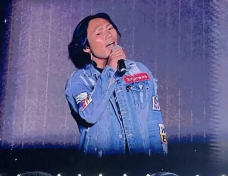 李克勤演唱会迟到2小时，观众等成了望夫石。
危急时刻，一名草根观众被推上台救场，一口气连唱20首歌，硬是把冷场唱成了个人专场！
这位大哥本是来看演唱会的观众，临时被抓壮丁，居然毫不怯场，唱功还相当能打。
网友看完直呼：这是捡到宝了，李克勤迟到2小时，成就了别人半场演唱会，堪称娱乐圈最贵的“顺便出道”