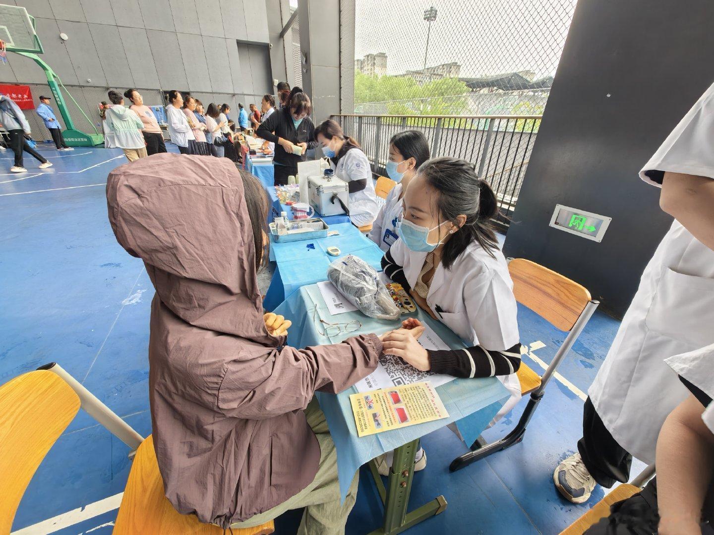 #首都老兵在行动#在第42个教师节来临之际，大兴区兴丰街道退役军人服务站组织“首都老兵”志愿服务队走进大兴一中开展志愿服务活动。志愿者现场提供维修配换、按摩、义诊、手机贴膜等便民服务，设置非遗体验环节，并开展反诈、护眼知识科普宣传。暖心服务获得在场教师的一致好评。​