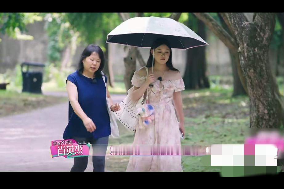 张家齐妈妈最大的问题不是唠叨，是太自信自负了。回家路上，张妈妈跟女儿说“我看了你的直播，你表现的特别好，但就是我给你一点小建议，不要在直播的时候时不时弄弄头发，扣扣手指的，不要这么多小动作。”

明明张家齐才是专业的，而且直播这件事做了好几年，而且成绩很不错，但是妈妈自己觉得自己看了几次直播，就是半