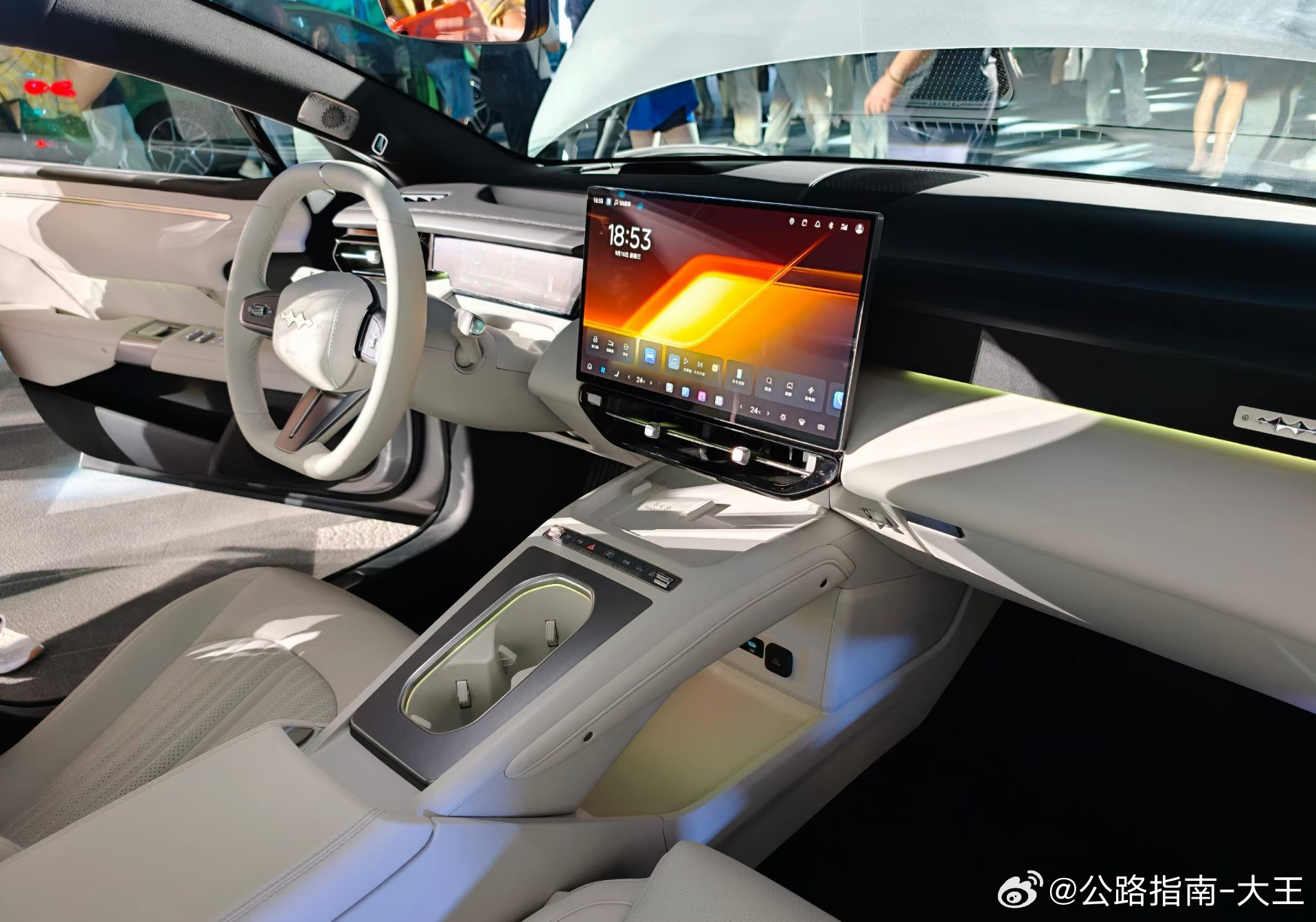 方程S/方程S GT，价格来了，相当可以
方程S售价：18.99-22.99万
方程S GT售价：21.99-23.99万

性能配置很顶：
云辇-M智能磁流变悬架和云辇-A采用双腔空悬，价格相同随你选
二代刀片+闪充，最大续航里程900km
四驱版综合功率490千瓦
四活塞卡钳+R19/20鸳鸯胎
外加，天神之眼B

在这个价格，比性能，确 ​