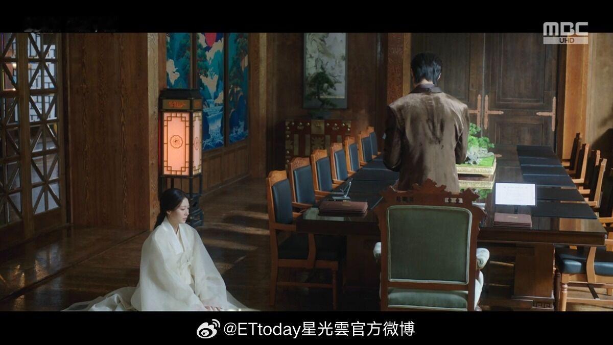 【万岁喊成千岁！ 《21世纪》这幕犯致命失误　导演哭着受访：我无知】韩...