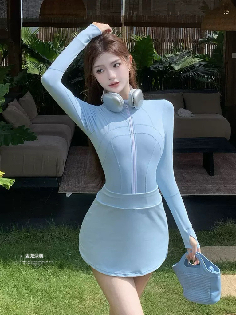 耳机一戴🎧谁都不爱｜浅蓝泳衣辣妹就位