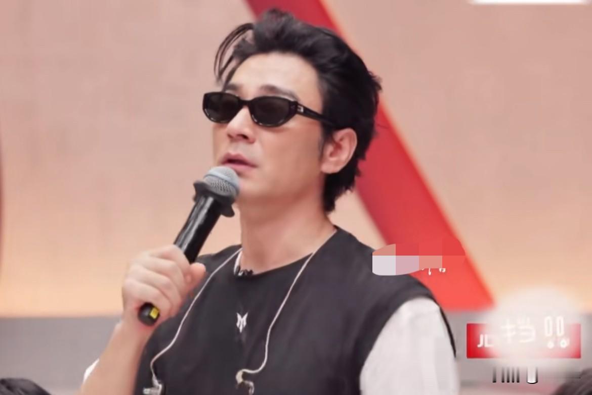 李光洁不光自信还很有梗！
看完三公小考表演，
他认为辉总上完这期大师课在rapper的行列里肯定有一席之地了，
因为他跟着阳哥经过《拖拉机》之后已经有一席之地了，
这次该曾辉了！
这一季的哥哥们都好宠曾辉！