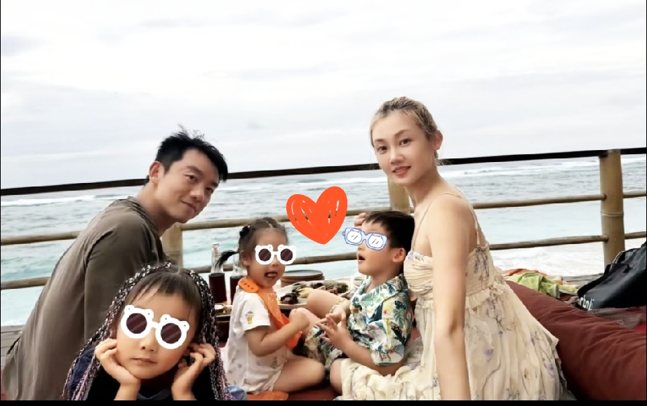 放下工作亲自陪娃，
不扒栏杆偷看孩子，
他俩的育儿观真的通透。

郑恺苗苗温哥华住一月被传移民！看完日常才知道，网友真的想多了！
夫妻俩带孩子去温哥华待了整整一个月，全程没带保姆，只有姥姥搭把手，就这一趟普通游学，愣是被网上脑补出各种阴谋论，甚至直接造谣他们要移民海外。
 
苗苗早就拍视频说清楚了，