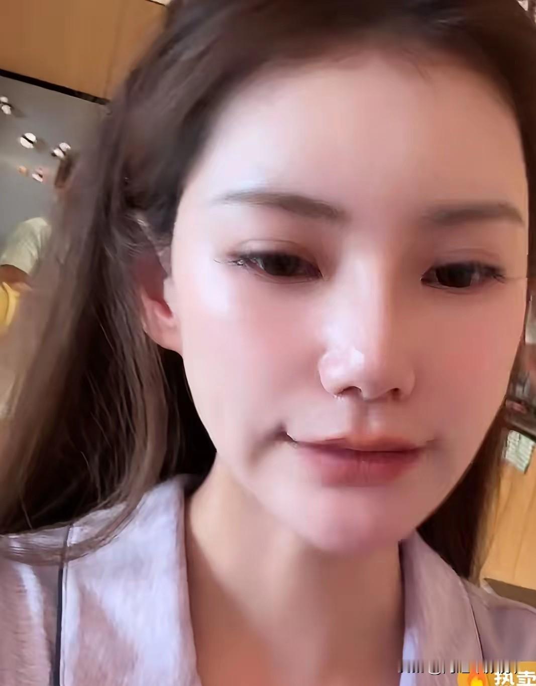 不得不说，马筱梅真的把温柔和通透刻进了骨子里！近日她在家开启居家直播，画风可爱又真实，全程在客厅、餐厅来回切换躲藏式开播，模样十分俏皮。
 
直播中她笑着自爆缘由，总担心有家人突然入镜，生怕闹出小意外，接地气的模样瞬间圈粉无数。

透过直播背景能清晰看到，家中热闹满满，亲友齐聚十分温馨，她的湾湾好友