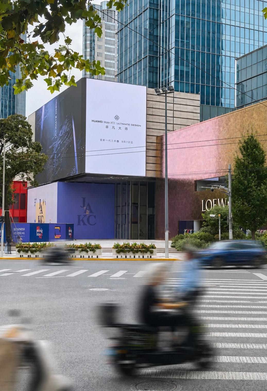 华为Mate XT 2 非凡大师的局部外观细节来了，目前是镜头模组饰圈材质与背板的纹理#华为MateXT2外观曝光##华为新三折叠全是细节# ​