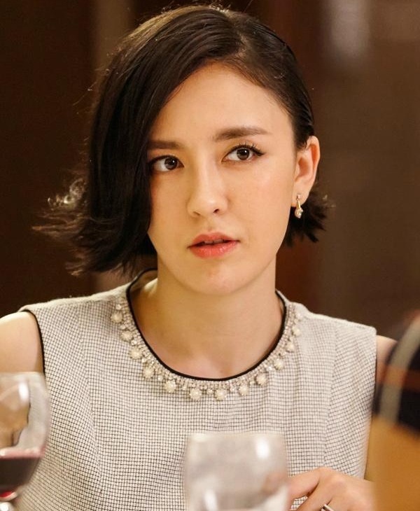 六年，两千多天，一个演员全网零动态，连句“我很好”都没留下，你敢信？
说的还不是无名之辈，是吕佳容。《美人心计》里的鲁元公主，《宫锁心玉》里的翡翠，《笑傲江湖》里的蓝凤凰，上戏科班出身，于正剧里的熟脸，女二女三演了一堆，观众缘一直在线。
她的微博停在2019年12月，抖音号直接注销了。前阵子我闲着没