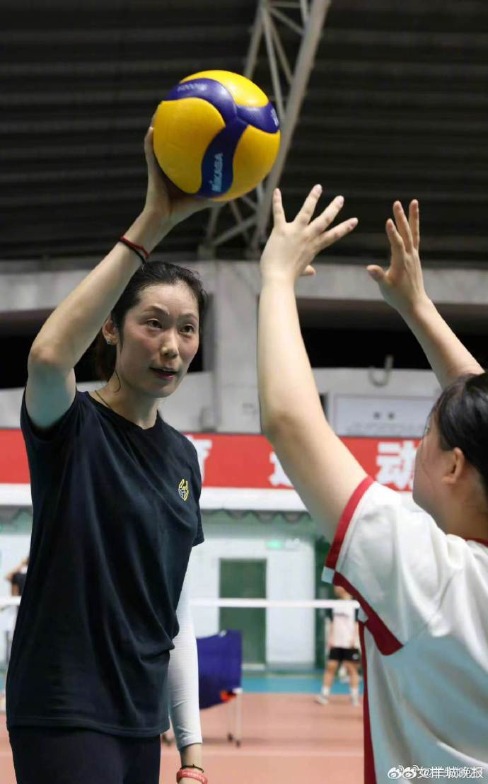 朱婷所签的是一份“1+1”合同，一年固定期加一年球员选项，第二年去留全...