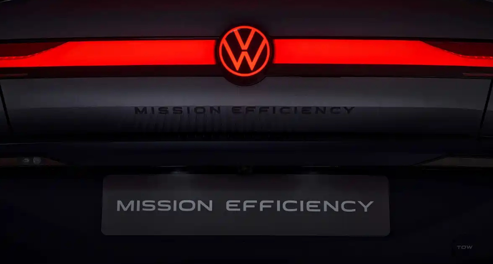 大众发布了旗下Mission Efficiency概念车的预告图。这是一台为了追求极致风阻优化设计和极致能耗控制而打造的纯电概念车。

目前官方表示概念车已经制造完毕，并将进行从沃尔夫斯堡到维也纳约780公里路程的实际路测。

从预告图种看，这台车使用了大尺寸的封闭式轮圈，采用两门轿跑车的外观轮廓，车顶 ​