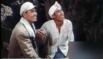 焦裕禄老婆头一回见李雪健，直接撂了脸，嫌他又矮又胖，哪儿都不像。李雪健心里也打鼓，刚演完《渴望》，一身膘还没下去。导演王冀邢丢给他一句话：三分形似，七分神似，矮我来想办法，胖你自己解决。就这一句，李雪健在剧组仨月没碰过正经饭，白菜汤就着瓜子扛过来，硬生生甩掉30斤。后来片子出来，焦裕禄家里人看完，一