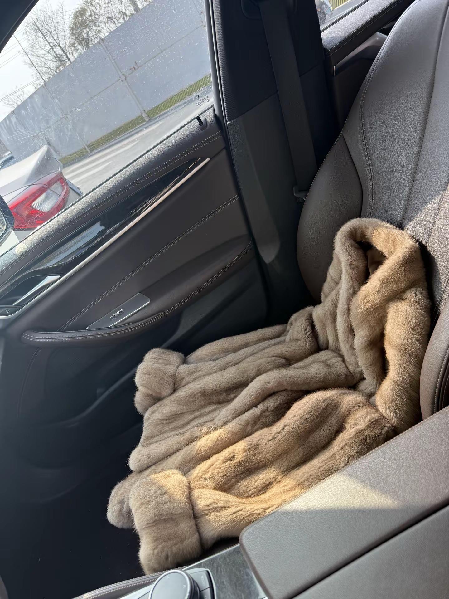 成熟女人的三大标志：穿貂，买黄金，听凤凰传奇😂