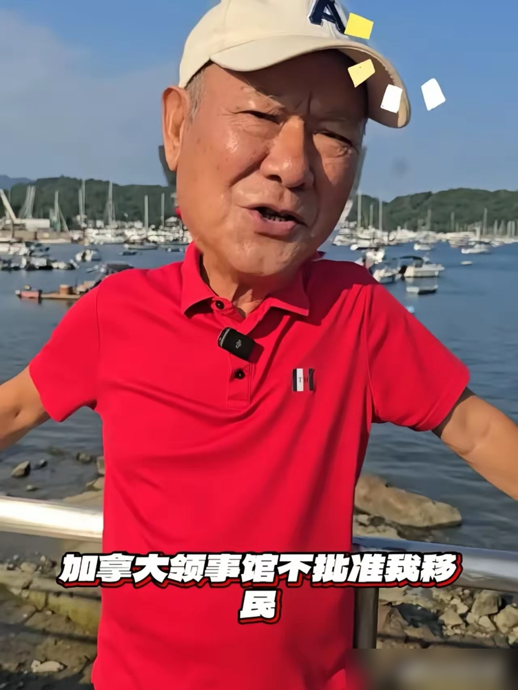 李修贤辟谣，顺手把周星驰卖了。
74岁的人，说自己涉黑、被加拿大拒移民，全是假料。辟谣就辟谣，他偏补一句，圈里有人真因为背景问题被拒，你们自己去搜。
这话指向谁，明眼人都懂。前脚刚嘲讽周星驰无儿无女没朋友，道了歉，还是没对本人说。后脚又把人往背景问题上带。
当年他捧周星驰上位，后来合约翻脸，几