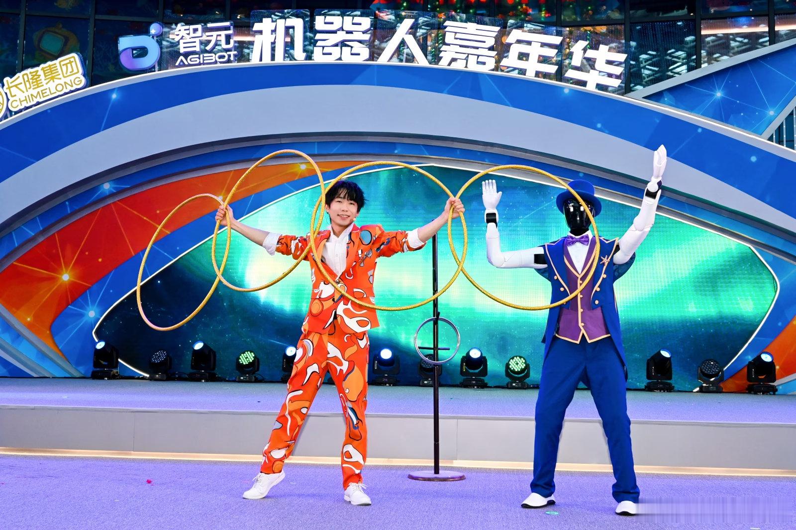 智元据报道约 106.286 公据最新公开数据约 37 个小时。听着挺提气，但我得泼盆冷水：这考验的是电池和关节电机的耐久，跟“机器人能帮你干活”是两码事，走一百公里不喘和会洗碗，差着十万八千里。

媒体援引数据显示约 106 公里吗，还是只在意她会不会把碗摔了？

#智元机器人##人形机器人# ​