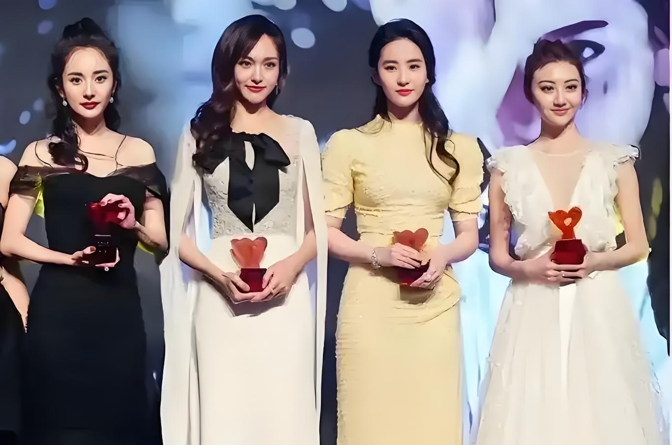 四位美女合影留念，个个青春靓丽，各有各的美，杨幂特别洋气，打扮时髦。唐...