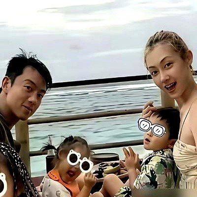 郑恺在节目里坦白老三是意外舍不得拿掉，三年生了三个。男方继续在综艺里撕名牌、满世界赶通告。

那个当年被冯小刚万里挑一、在雪地里跳独舞的“何小萍”，如今的社交动态全被辅食和网购填满。十月假期，她带着儿女在草坪上即兴表演。明星确实不缺钱，大平层和育儿嫂都能配齐，但连续三年妊娠、产后修复和激素动荡，搭进