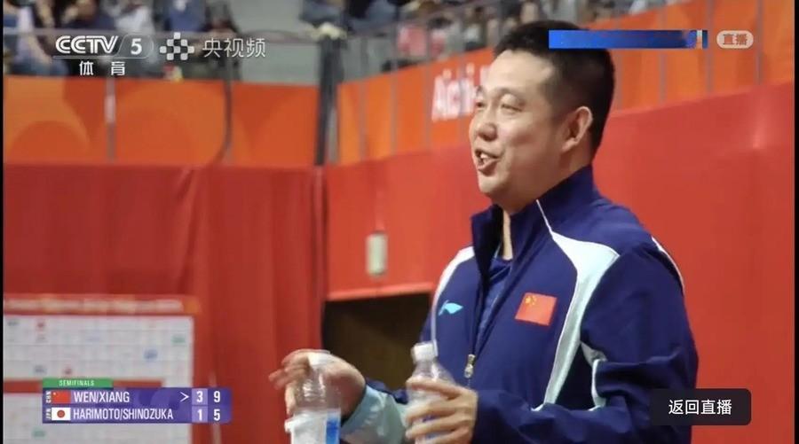 3:1领先、9:3手握赛点，被日本组合连追三局翻盘——国乒男双无缘会师，石油组合决赛4:2替队友把金牌拿回来了
第四局轰出11比1，第五局9比3领先，距离决赛只差两分。然后，温瑞博和向鹏突然不会打球了。连丢三局，10比12、7比11、4比11，一场本该4比1拿下的半决赛，硬生生被打成3比4。
从11