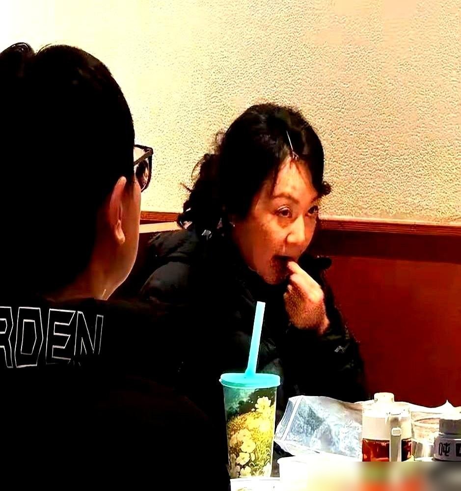 55岁闫妮素颜吃火锅被拍，评论区炸了，说“老得不敢认”。她回了一句：“我这个岁数，就该长这样。”
没修图，没滤镜，就一普通西安大姐坐那儿涮肉。有人拿她和同龄男演员比，说男星褶子叫沧桑，女星皱纹叫塌房。
可闫妮压根没接这茬。她常住西安，拍完戏就回家陪九十多的爹妈。上个月还在访谈里说自个儿单身，不排