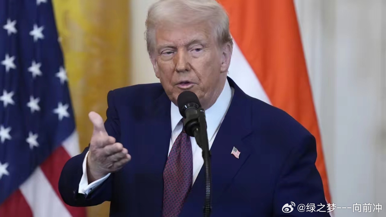 特朗普称AI监管关键在对华竞争

​俄罗斯卫星通讯社 2026年9月14日, 08:31
​美国三大人工智能（AI）巨头一致支持放缓AI发展步伐后，美国总统特朗普为政府“最低限度监管”策略辩护，重申与中国竞争是关键。

​特朗普9月13日在爱尔兰对西方媒体表示，可以设置安全护栏，但许多负面力量正在炒作这一问 ​