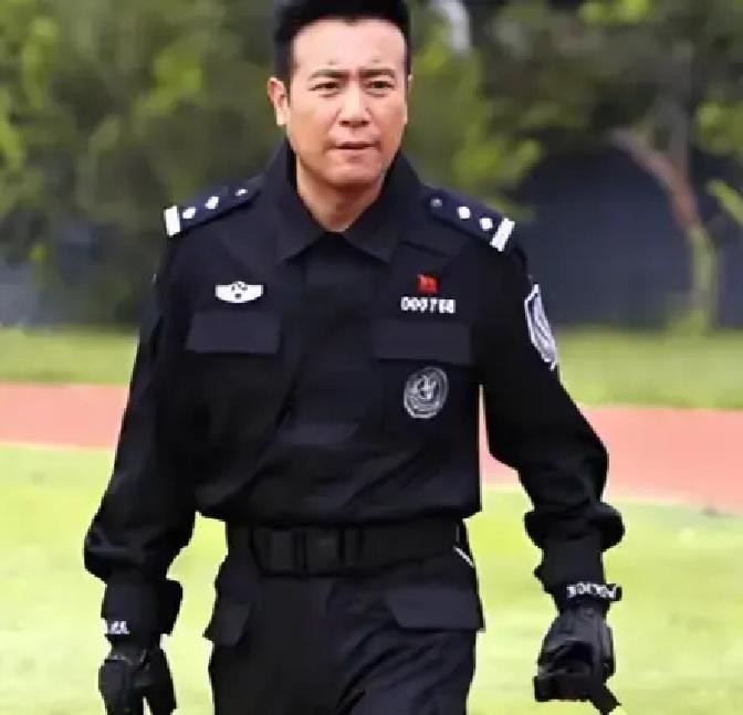 谁敢信，2012年播出的这部老剧，居然能把吴京、于和伟、王劲松、侯勇这几位如今影视圈的定海神针凑到同一个战壕里。当年这戏在各大卫视霸屏的时候，真是连遥控器都抢不过来，收视率一路狂飙。不过说句实在话，虽然演员阵容堪称天花板级别，但这40集的剧情，硬是让很多人看出一肚子遗憾

咱先得聊聊这部戏里让人恨得