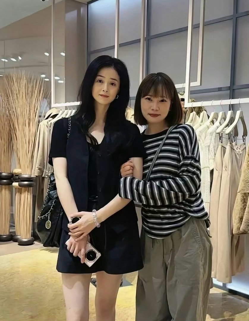 别再逼蒋欣减肥了 都瘦成骨头面部下垂 显老不少 ​