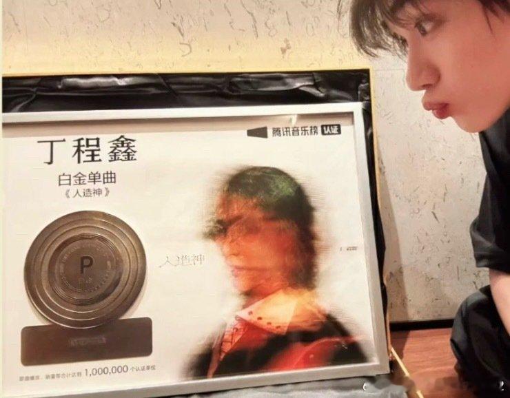 #丁程鑫[超话]# 把奖杯带回家了 ​