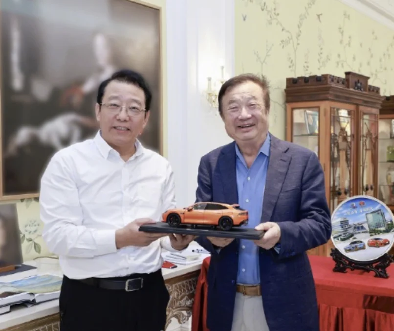 81岁任正非最新合照曝光！
