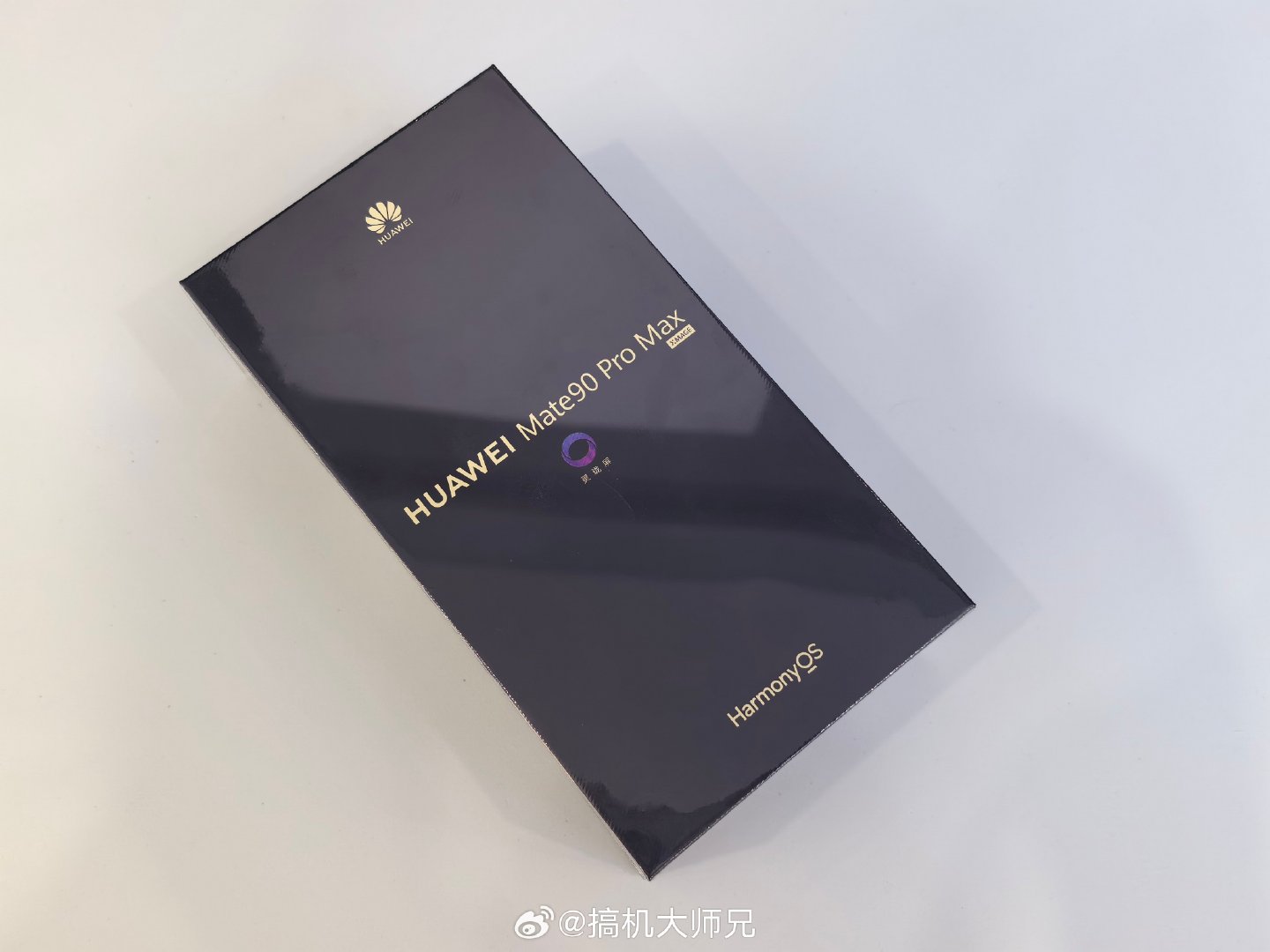哥又买了部华为Mate90 Pro Max，线下的Mate90RS和典藏版PM太火了，找了三个地市都说没货。估计经销商都加钱卖了[doge][doge] ​