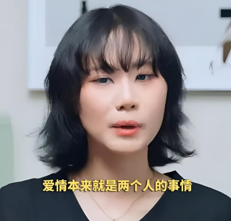 1991年，黑豹刚火遍全国，窦唯直接剪掉长发走了。
当时王菲的公开男友是键盘手栾树，窦唯的女友是姜昕。王菲去香港探班，一来二去，跟主唱看对眼了。
后来栾树说分手是因为性格不合，赵明义更直接：说窦唯是因为音乐理念不同离开，那是骗人的。窦唯自己只提了一句：别人设计的阴谋。
兄弟、女人、乐队，一夜之