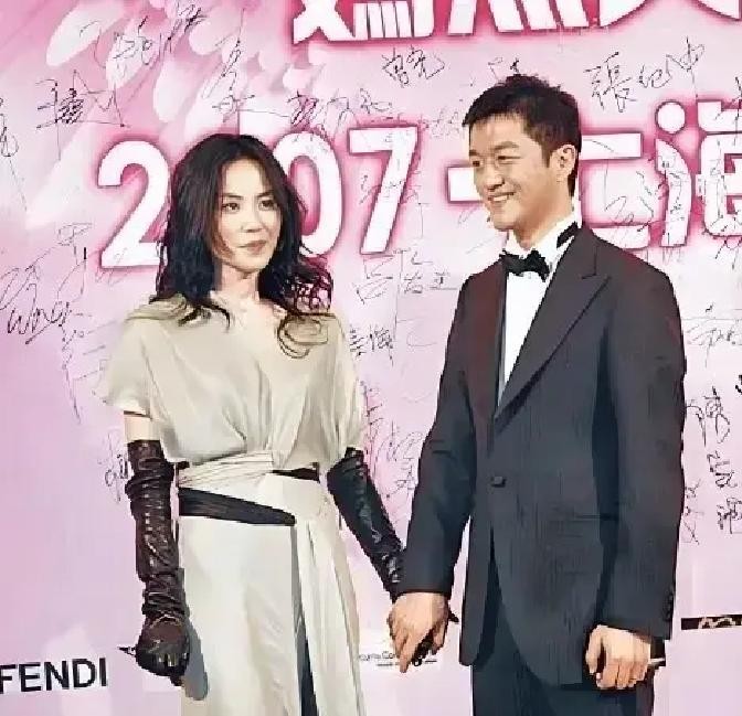 2005年，怀孕四个月的王菲在医院里差点跟李亚鹏吵起来。医生刚委婉地表示胎儿可能有兔唇，李亚鹏转头问了句：“你怎么想？”王菲一听火腾地一下就上来了，瞪着他质问：“你什么意思？难不成你不要了？”

李亚鹏当时其实是懵的，他私下求过医生别当着王菲面说，怕吓着孕妇，结果自己一开口反倒解释不清了。两人一路无