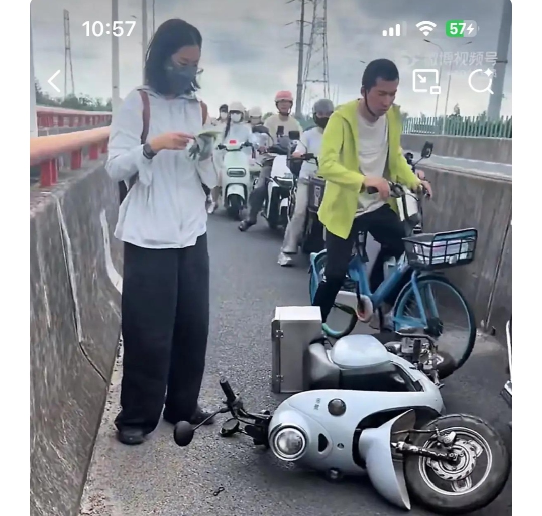 近日，上海街头一小仙女骑小电驴追尾摔倒，前方男子停车回问她：“要不要报警？”女生未置可否，而是戳了半天手机，憋了一句：“滚吧！”

这事儿传开后，评论区直接炸了锅。明眼人一看就知道，这姑娘低头戳手机，多半是在网上搜“追尾怎么判”、“前车有没有责任”，企图找点借口把锅甩出去。结果查了半天发现后车追尾全