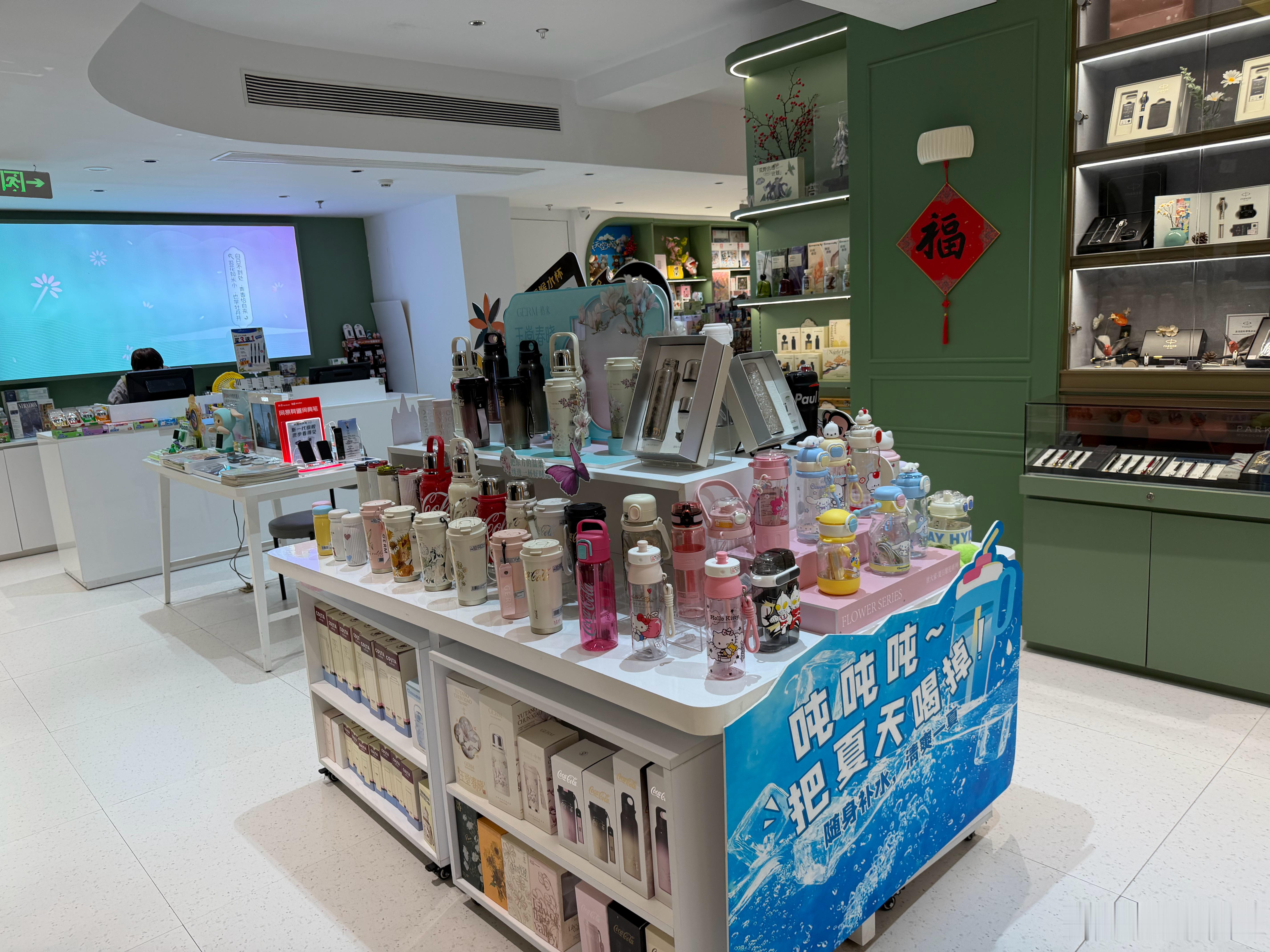 杭州新华书店解放路店，有很宽敞的阅读空间，咖啡和文创似乎成了书店的标配，看起来真是赏心悦目，为什么书店普遍喜欢暗色调的家具？等把展览打完，找个书店随机买本书读上一天，这才是不浪费旅行时光 ​​​