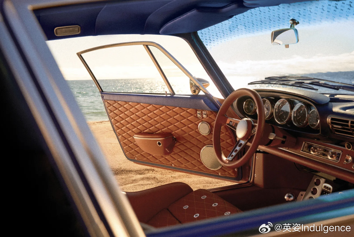Louis Vuitton 携手加州汽车工坊 Singer，打造两款特别定制 Porsche 911，将品牌经典 Art of Travel旅行艺术延伸至汽车领域。两款车型融入 Louis Vuitton 标志性色彩与定制细节，让高级工艺与经典跑车设计展开全新碰撞。

Louis Vuitton partners with Californian atelier Singer to unveil two bespo ​